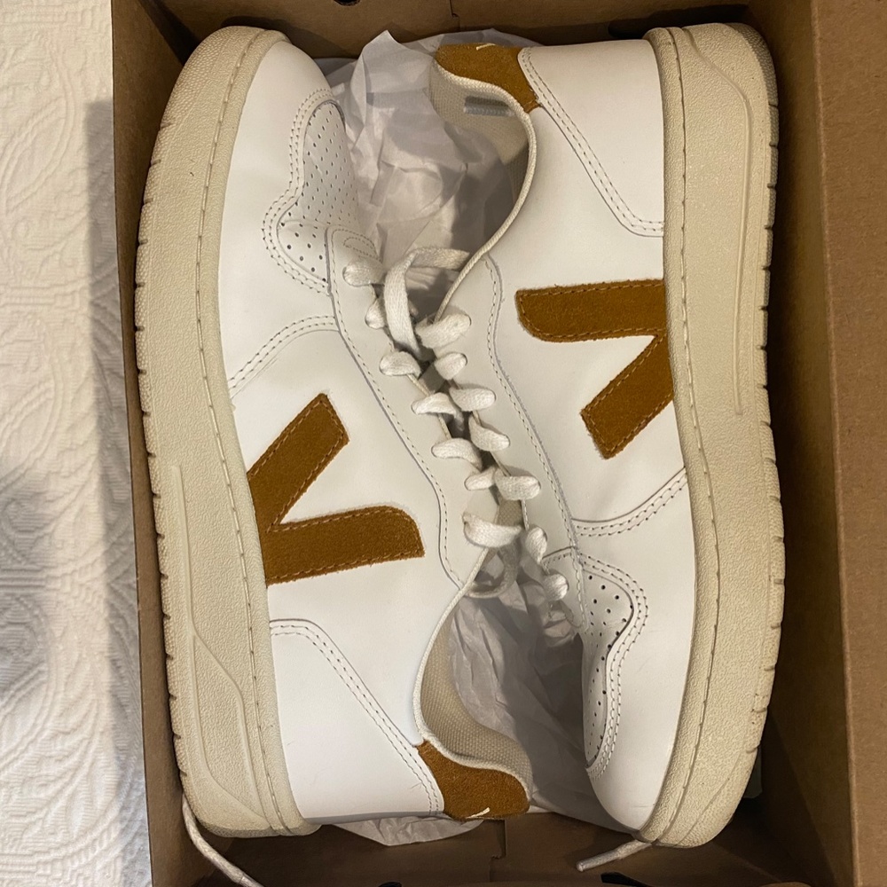Veja V-10 V10 Extra White Camel EU 39 US 8